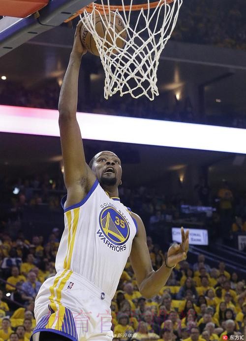 状态火热！杜兰特反击单臂暴扣得手